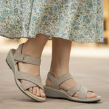 Rebeca – Elegància càlida en taupe suau