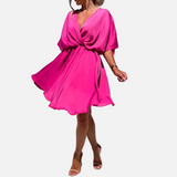 Vestit mini fluid amb escot en V, mànigues curtes i cintura alta per a dona
