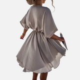 Vestit mini fluid amb escot en V, mànigues curtes i cintura alta per a dona