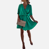 Vestit mini fluid amb escot en V, mànigues curtes i cintura alta per a dona